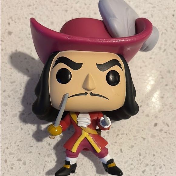 Peter Pan and Captain Hook Figures - Picture 4 of 5